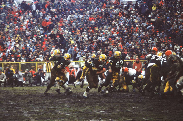 Paul Hornung carries on a power sweep against the Browns in the NFL Championship Game, Jan. 2, 1966. (Robert Riger/Getty Images)